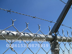 Hot Galvanized Diamond Mesh Chain Link Fence with 3 Wire Barbed Arm