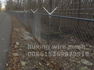 Hot Galvanized Diamond Mesh Chain Link Fence with V Barbed Arms